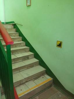 По маршруту движения инвалида, на лестницах проложены противоскользящие жёлтые полосы на самоклеящейся основе, тактильный знак
