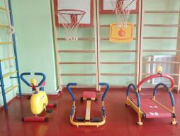 В спортивном зале есть детские спортивные тренажеры для детей с ограниченными возможностями здоровья