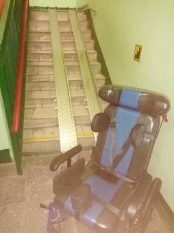 Для преодоления препятствия на инвалидных креслах лестничных маршей детский сад оснащён пандусом телескопическим 3-х секционным