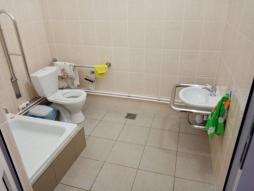 Санузел оборудован необходимым для инвалидов оборудованием настенным поручнем для душевой, опорой для туалетной комнаты, откидным поручнем для туалета, опорным поручнем для раковины